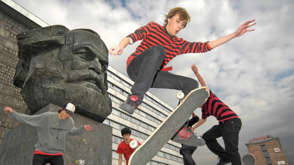 La ville de Chemnitz, dans l’Etat de Saxe, est devenu en quelques années le centre névralgique du nationalisme allemand. Ici, des jeunes skateurs devant un monument représentant Karl Marx. © CARO / DAHL / Keystone