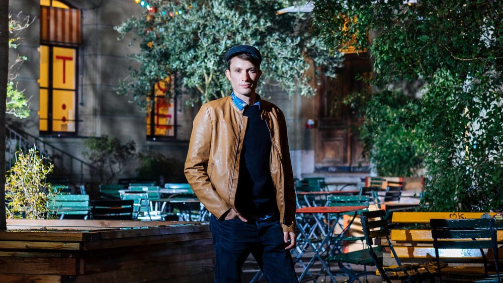 Roberto et son groupe se rencontrent régulièrement à la Turnhalle, lieu populaire et alternatif de Berne. ©Nicolas Schopfer