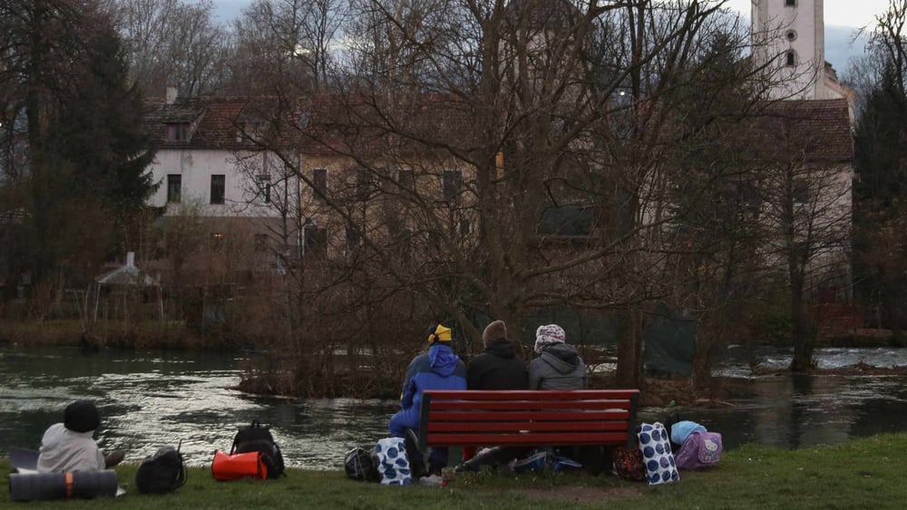 Dimanche 9 décembre 2019. Rachid, Walid, Ilyas et Amin, arrivés fin novembre à Bihac, dorment dans la rue. « Quand on se réveille le matin, l'eau de nos bouteilles s'est transformée en glace ». ©Rémi Carlier