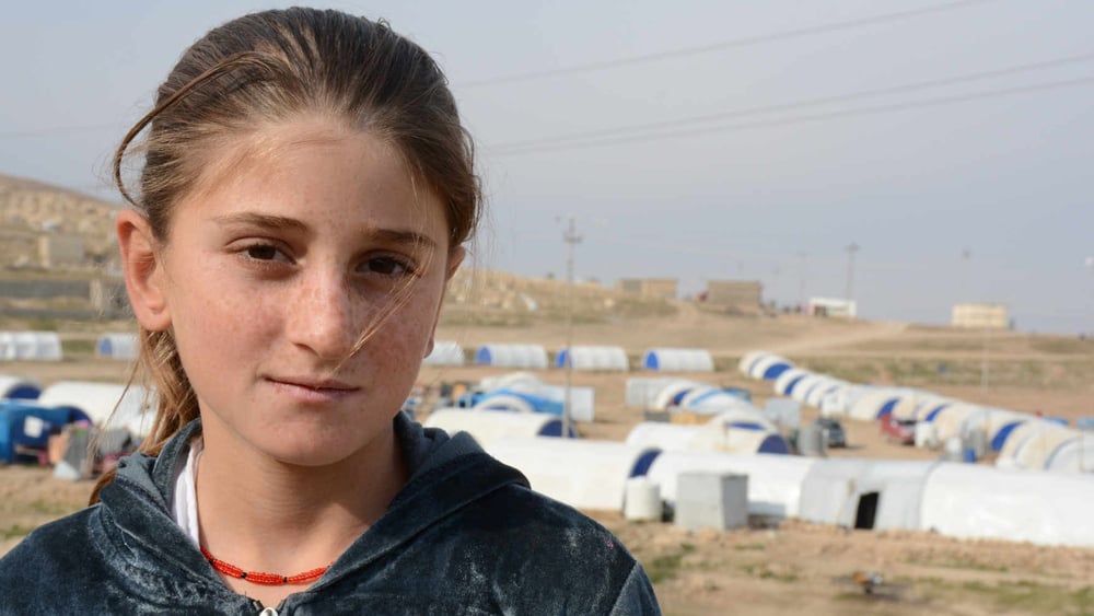 Une petite fille yézidie sur le Mont Sinjar. Comme des milliers de personnes, elle vit avec sa famille dans une tente depuis qu’elle a fui son village en 2014, suite au massacre de l’EI. ©Adiba Qassim