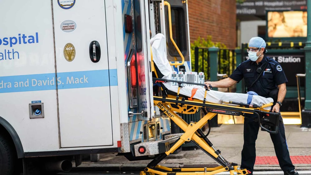 Le système de santé américain a atteint ses limites avec la crise de Covid-19. Le matériel pour le personnel soignant, notamment, a cruellement manqué. Ici, dans les rues de New York, ville durement touchée par la pandémie, le 2 mai 2020. © Shutterstock/ Tetiana.photographer
