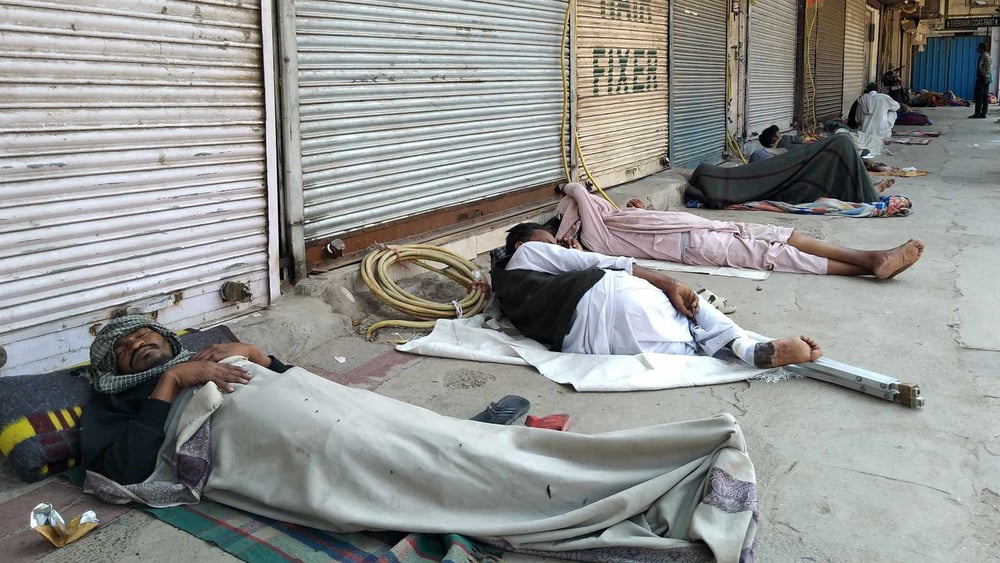 Des travailleurs migrants sur les trottoirs de Old Delhi. Ces derniers sont touchés de plein fouet par la pandémie de coronavirus. ©Vanessa Dougnac