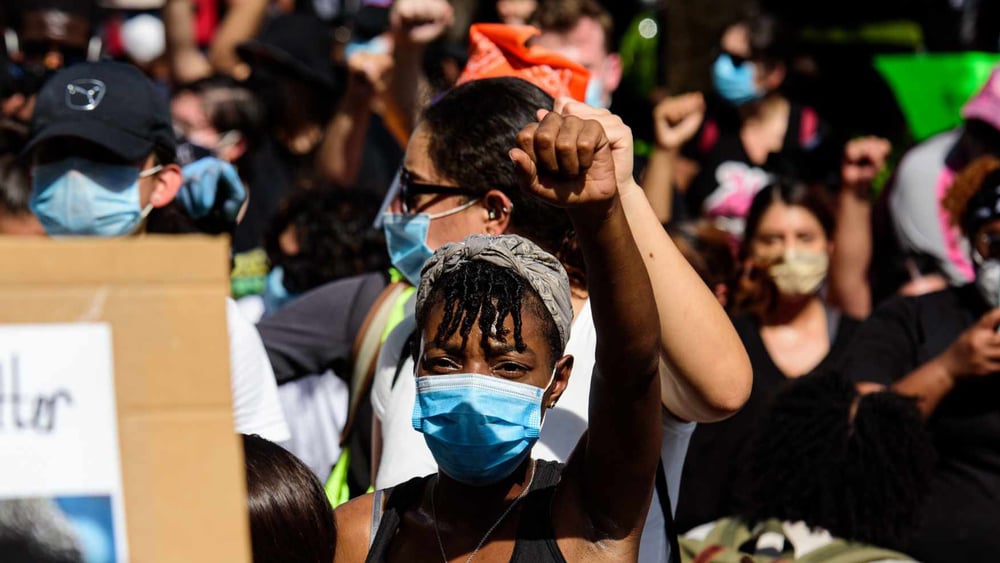 Les protestations anti-racistes issues du mouvement Black Lives Matter ont essaimé partout dans le monde en 2020. Une problématique qui ne peut désormais plus être ignorée. ©Shutterstock/Tverdokhlib