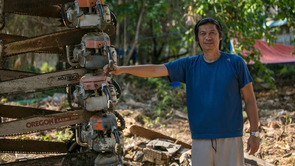 L’activiste Bobby Chan devant une montagne de tronçonneuses confisquées à des trafiquant·e·s de bois qui sévissent dans les forêts de Palawan. ©Nicolas Quénel