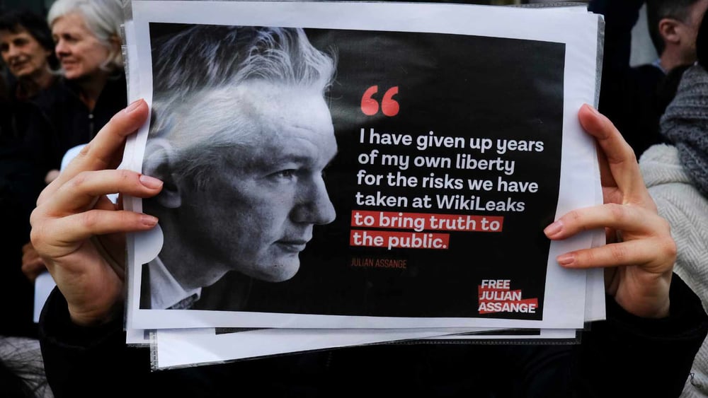 Des partisan·e·s du fondateur de WikiLeaks, Julian Assange, rassemblé·e·s devant l’ambassade britannique de Bruxelles, en Belgique. ©Shutterstock / Alexandros Michailidis