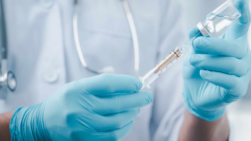 Pour venir à bout du COVID-19, il faut vacciner un maximum de personnes à travers le monde. ©Shutterstock / LookerStudio