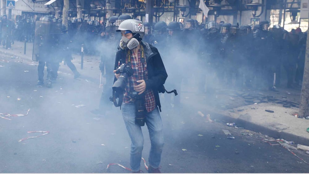 Les relations entre la presse et les forces de l’ordre sont de plus en plus tendues depuis 2018, année qui marque les débuts du mouvement des Gilets jaunes. Ici, lors de la manifestation du 1er Mai 2019, à Paris. ©Shutterstock / Alexandros Michailidis