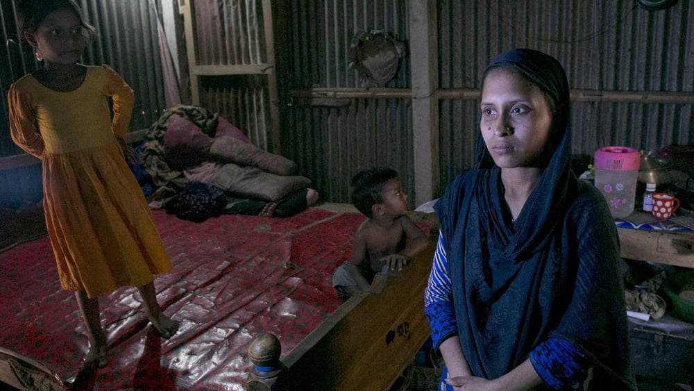 Reyhana Begum, 28 ans, est l’une de ces nombreuses Bangladaises qui quittent leur famille durant plusieurs mois pour travailler en tant que femme de maison, en Arabie Saoudite. Un sacrifice pour assurer l’éducation des enfants. © Allison Joyce/Getty Images