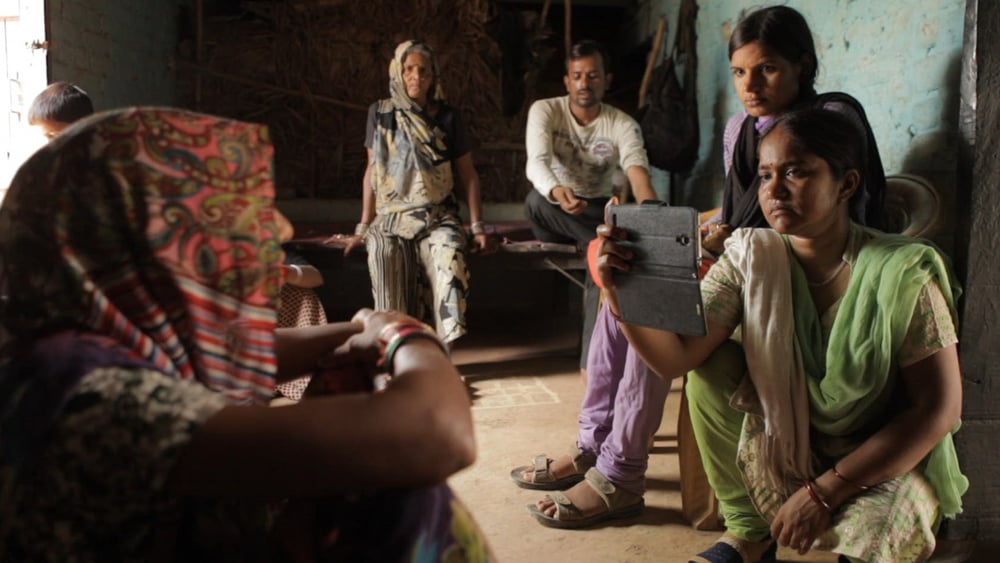 Sur le terrain, la reportrice en chef Meera Devi s’engage pour porter la voix des femmes et défend un journalisme de proximité. © Black Ticket Film