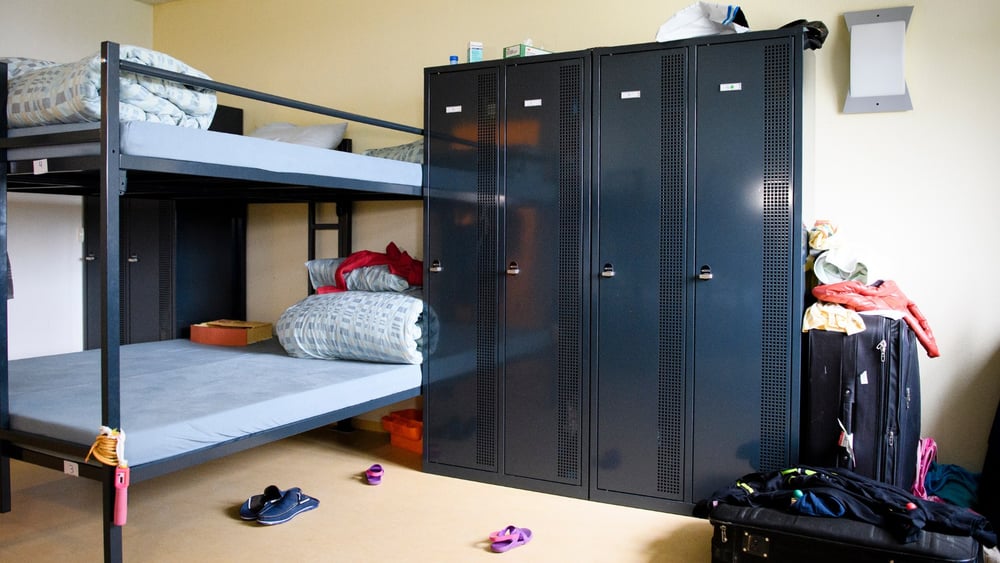 Une chambre d'un centre fédéral d'asile à Perreux, dans le canton de Neuchâtel © KEYSTONE/Manuel Lopez