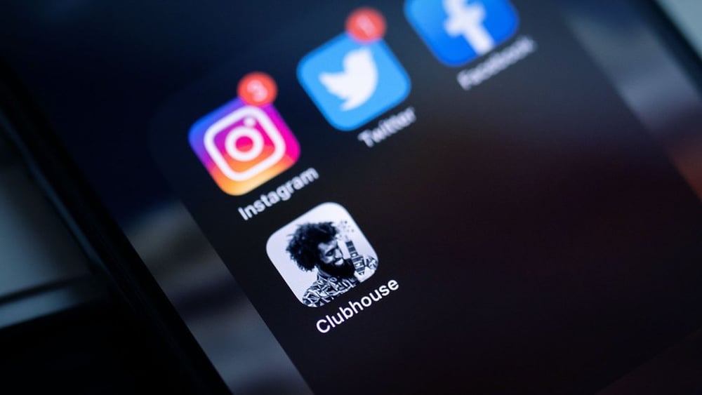 Les réseaux sociaux facilitent d'une part l'accès aux discussions politiques et les échanges à ce sujet, mais d'autre part, les fake news se propagent rapidement et surtout de manière incontrôlée . © William Krause / unsplash