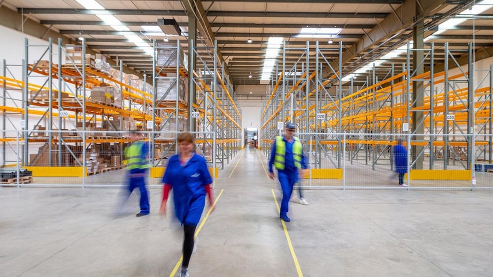 Dans les entreprises de logistique, où tout doit être fait rapidement mais avec précision, la surveillance des collaborateurices fait partie du quotidien. © Adrian Sulyok /unsplash