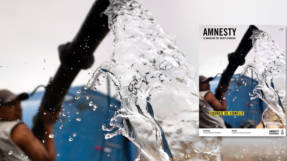 Un travailleur péruvien apporte de l'eau à Pachacútec, une banlieue de Lima qui souffre d'une grave pénurie d'eau. © Jan Sochor / Alamy Stock Photo