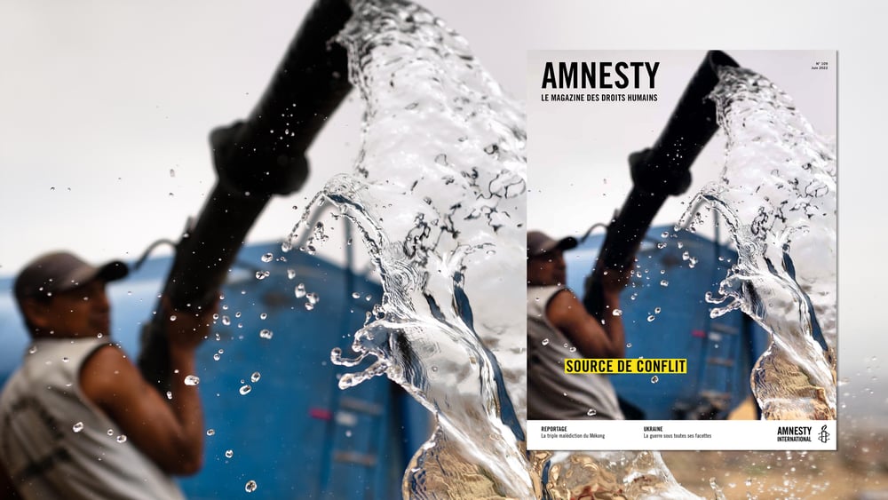 Un travailleur péruvien apporte de l'eau à Pachacútec, une banlieue de Lima qui souffre d'une grave pénurie d'eau. © Jan Sochor / Alamy Stock Photo