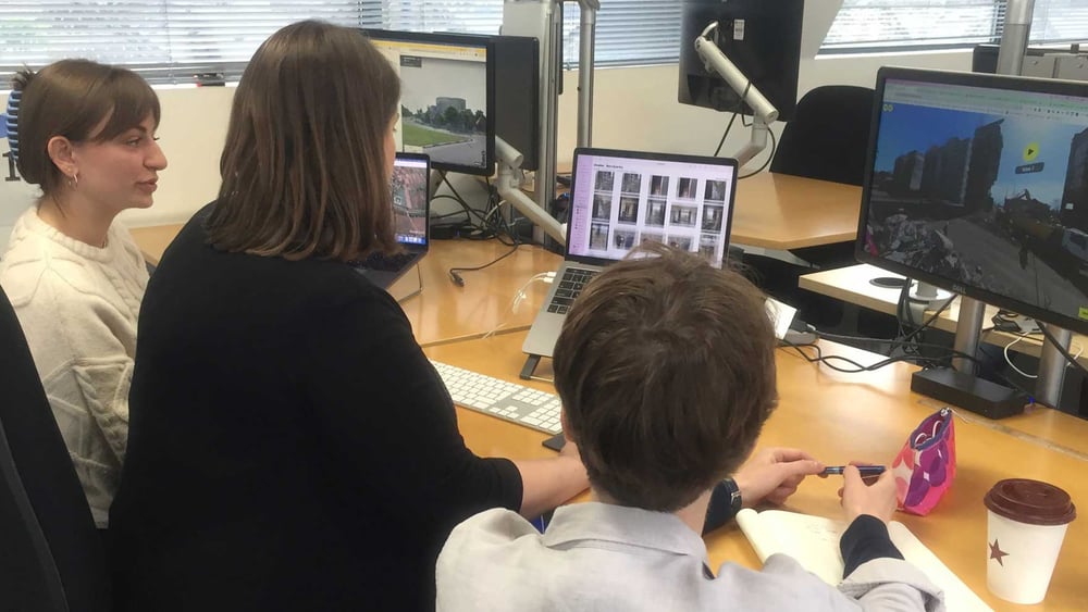 Des membres de l'Evidence Lab discutent des enregistrements de Borodianka. © AI