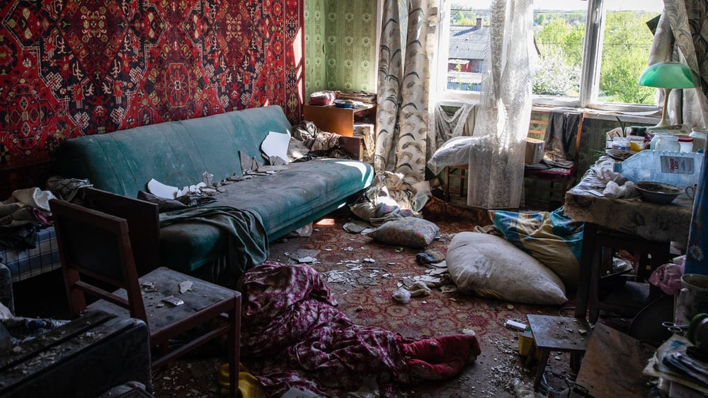 Violences sexuelles, disparitions forcées, destructions des zones civiles : en Ukraine, les violations des droits humains s’enchaînent depuis l’invasion russe. Ici la chambre d’une dame qui est décédée à la suite d’une frappe d’artillerie russe, à Slatyne, le 5 mai 2022. © Alex Chan Tsz Yuk/SOPA Images/LightRocket via Getty Images