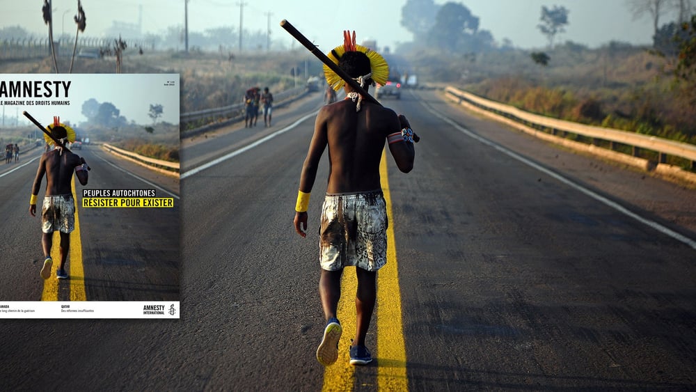 Un membre de la communauté Kayapo marche au milieu de l’autoroute BR163 durant une manifestation à Novo Progresso, au nord du Brésil, le 17 août 2020. Des activistes autochtones ont protesté contre le manque de soutien gouvernemental pendant la pandémie du COVID-19, et pour dénoncer la déforestation illégale sur leurs territoires. © CARL DE SOUZA/AFP/Getty Images