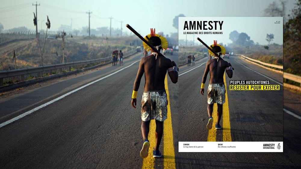 Un membre de la communauté Kayapo marche au milieu de l’autoroute BR163 durant une manifestation à Novo Progresso, au nord du Brésil, le 17 août 2020. Des activistes autochtones ont protesté contre le manque de soutien gouvernemental pendant la pandémie du COVID-19, et pour dénoncer la déforestation illégale sur leurs territoires. © CARL DE SOUZA/AFP/Getty Images