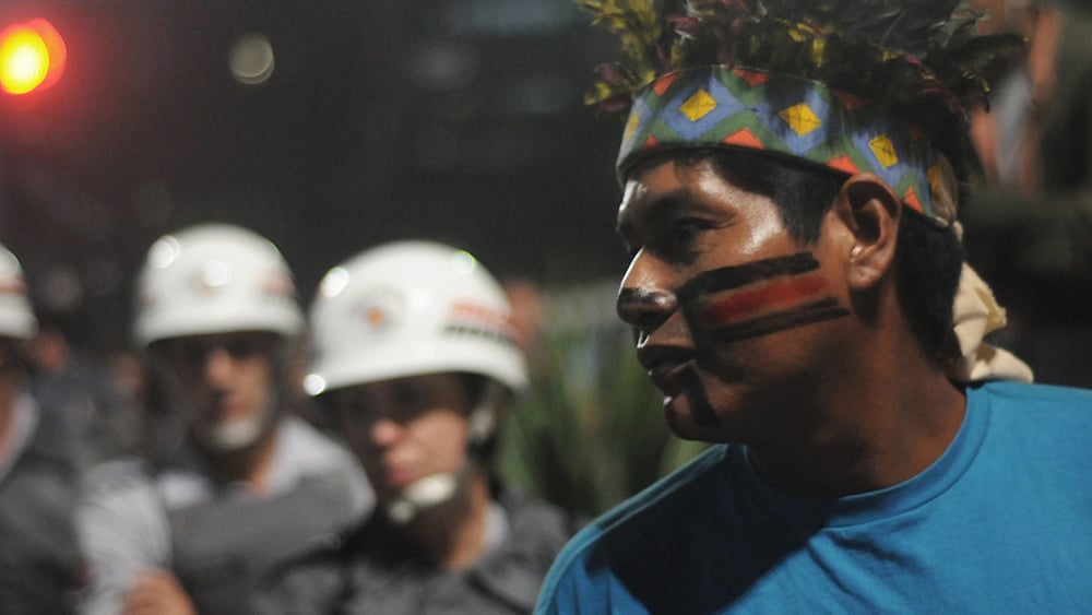 Au Brésil, des activistes autochtones ont protesté contre le manque de soutien gouvernemental pendant la pandémie du COVID-19, et pour dénoncer la déforestation illégale sur leurs territoires. ©Keystone/Sueddeutsche Zeitung Photo/Christian Tragni