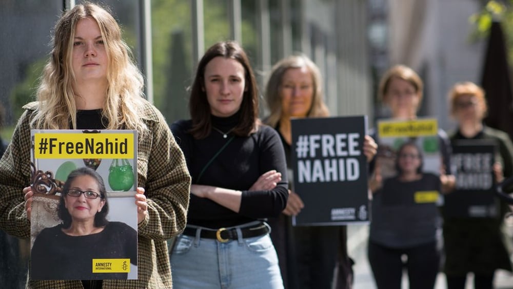 Aux côtés de Nahid Taghavi, des activistes d'Amnesty manifestent pour la libération de la militante féministe emprisonnée. © Jarek Godlewski/AI