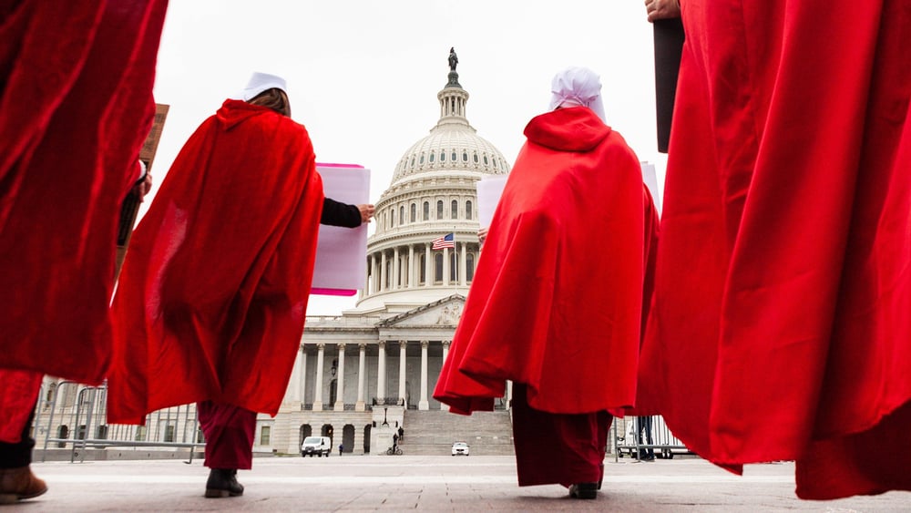 Déguisées en «servantes écarlates» en référence à la série apocalyptique du même nom, des femmes se rendent au Capitole pour manifester contre l'abrogation de l'arrêt «Roe vs Wade». © IMAGO/NurPhoto/Allison Bailey