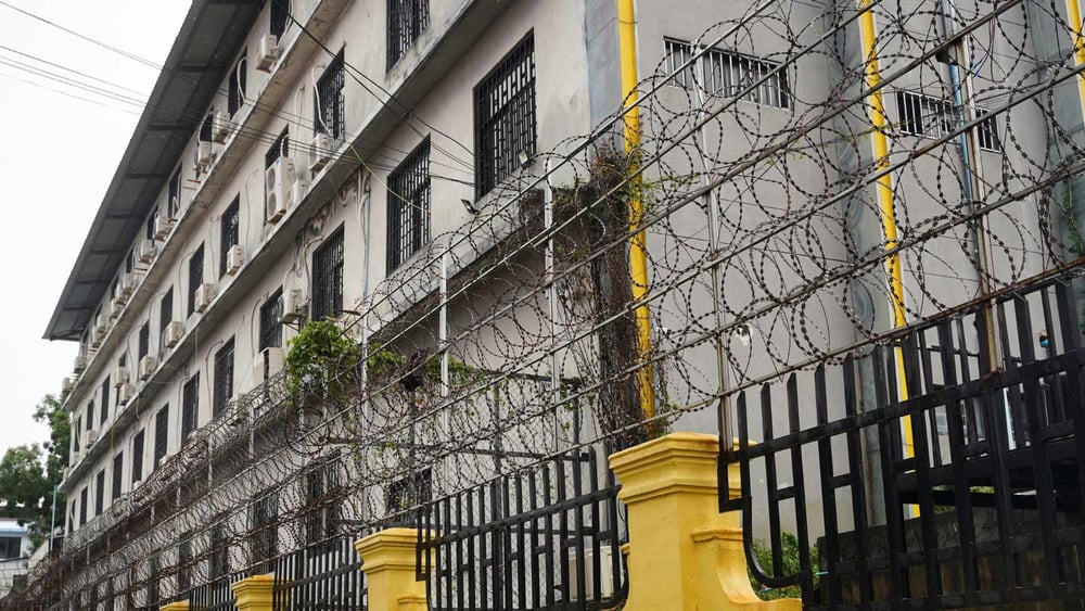 Au Cambodge, alors que des touristes profitent des plages de la ville balnéaire de Sihanoukville, d’autres personnes sont séquestrées dans des bâtiments dédiés à la fraude en ligne. © Cindy Liu/REUTERS