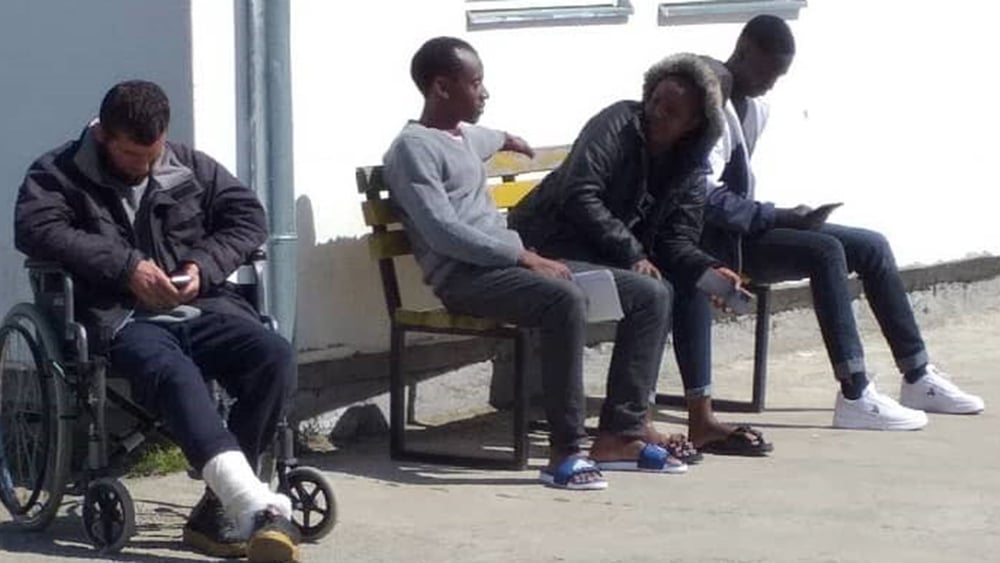 Il n'y a pas beaucoup de distraction dans le camp d'accueil de Sombor. Les migrants qui y résident patientent entre deux tentatives de traverser la frontière. © Déo Negamiyimana