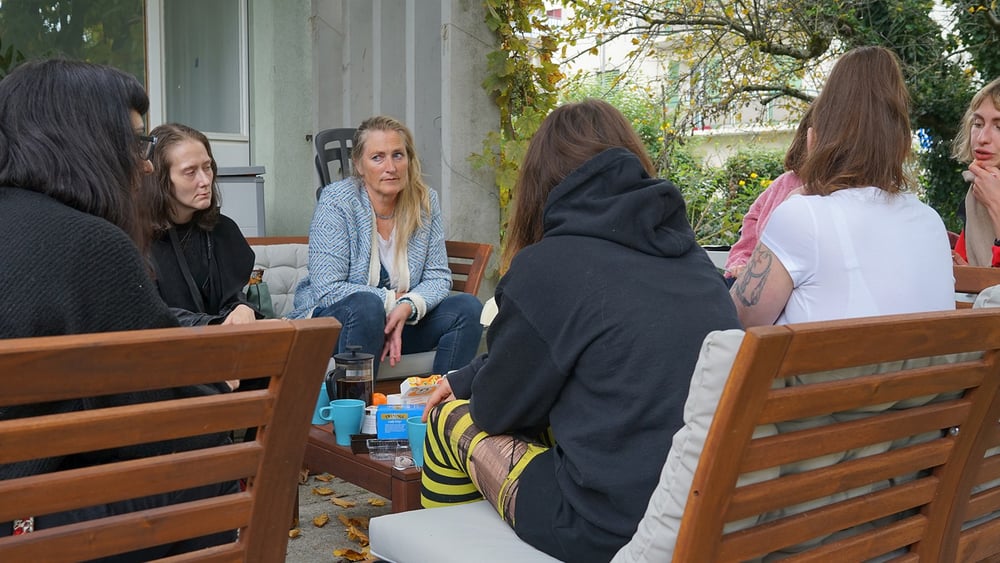 Chaque jeudi, les «Lionnes» offrent un espace de parole aux femmes qui vivent (ou ont vécu) dans la rue et à celles en situation de précarité. © Jean-Marie Banderet / Amnesty Suisse