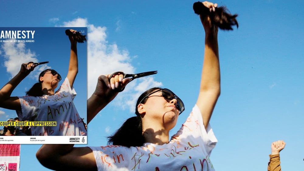 Symbole de la résistance à la République islamique, le geste qui consiste à couper une mèche de ses cheveux a été repris par de nombreuses femmes solidaires avec les Iraniennes à travers le monde.© Dilara Senkaya/REUTERS