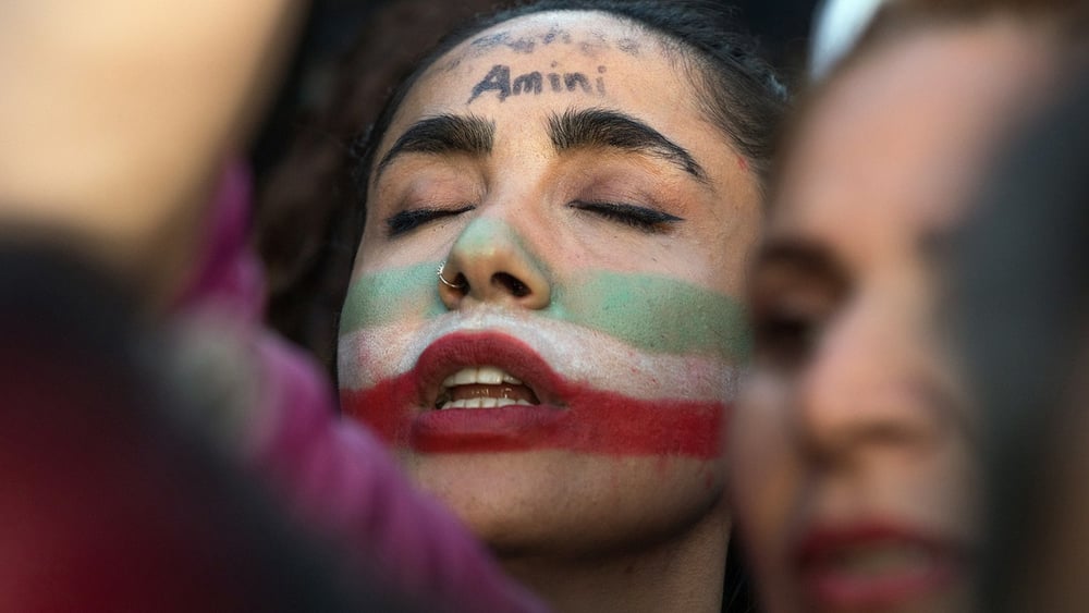 Elles ont retiré leur voile, elles ont coupé leurs cheveux pour marquer leur opposition aux règles de la République islamique. Les femmes jouent un rôle central dans le soulèvement en Iran. © Caro/Trappe/KEYSTONE
