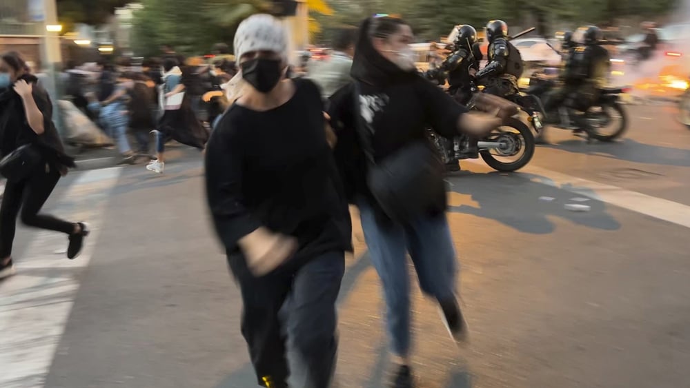 En Iran, les manifestations ont été brutalement réprimées par les forces de l’ordre – en toute impunité. Comme ici à Téhéran, le 19 septembre 2022. © AP/KEYSTONE