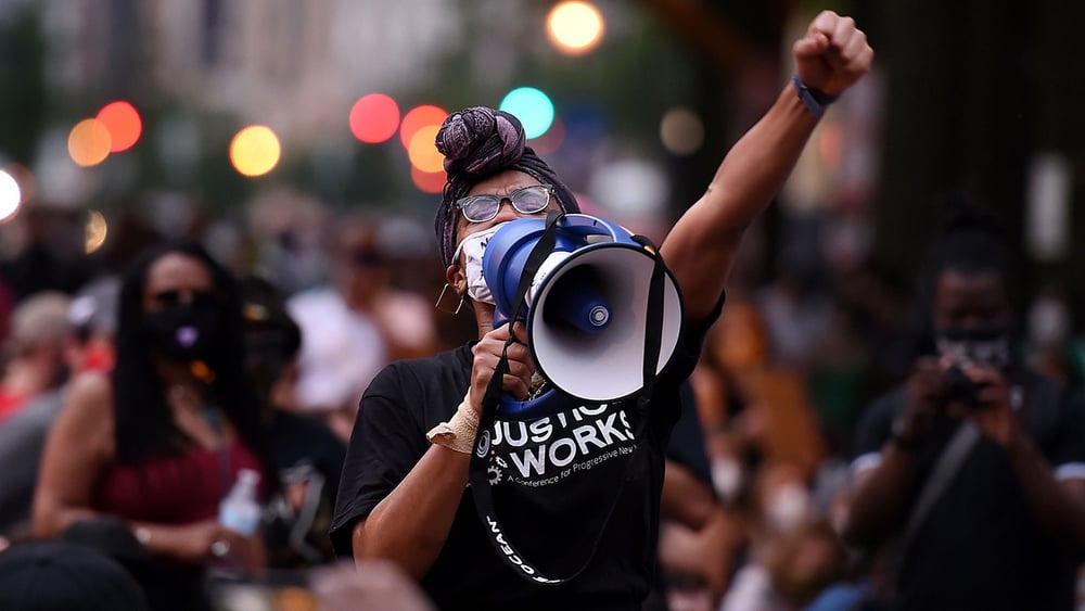 Une tendance inquiétante se dessine un peu partout : les personnes qui se rassemblent pour manifester rencontrent toujours plus de restrictions, quand elles ne s’exposent pas à la répression et à des violences. © Yasin Akgul/AFP via Getty Images