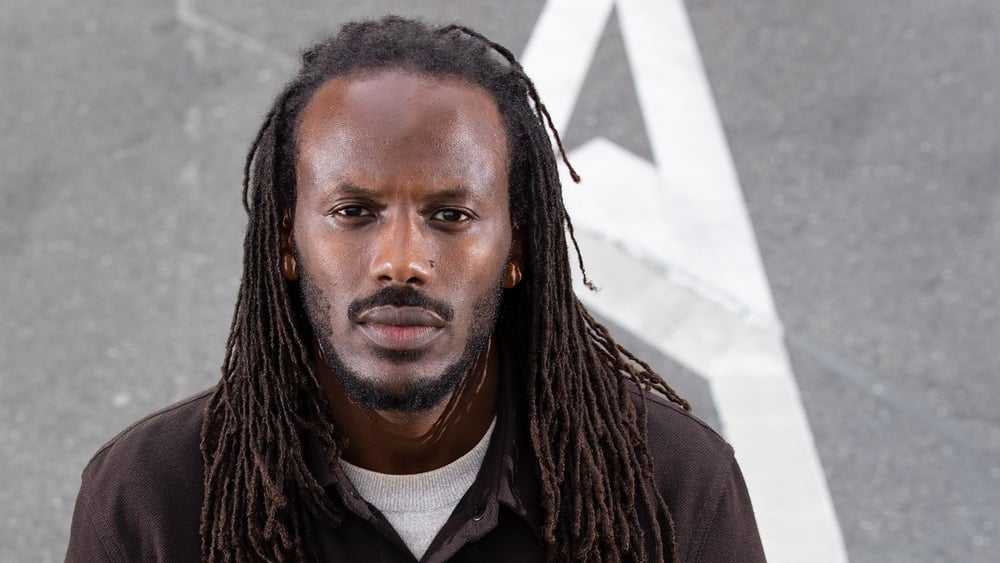 À partir de l’agression qu’il a subie, le réalisateur genevois retrace une histoire du racisme en Suisse. © Jay Louvion/RTS