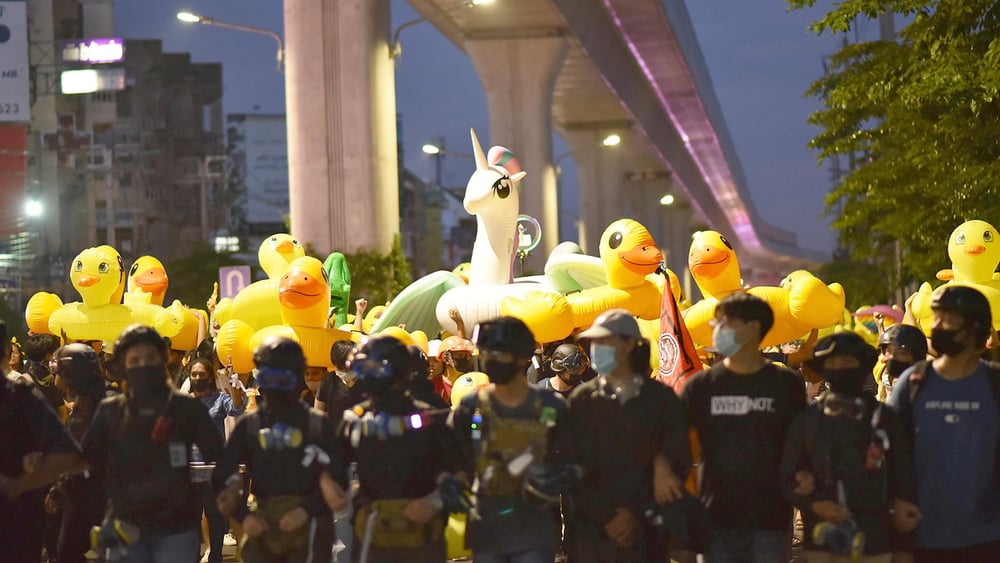 En Thaïlande, les canards jaunes sont devenus un symbole antipouvoir. © Athit Perawongmetha/Reuters