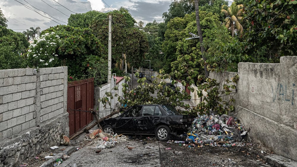 Pour se rendre à l’hôpital, les habitant·e·x·s de Port-au-Prince doivent parfois traverser une véritable ligne de front. © Théophile Simon