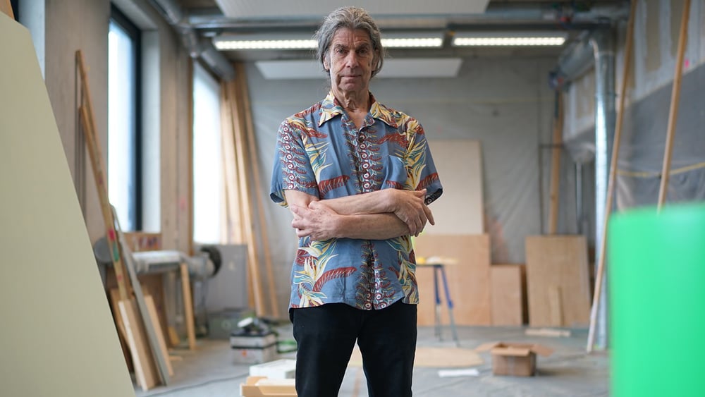 Pour le plasticien genevois John Armleder, l’engagement politique et social ne doit pas nécessairement transparaitre dans les oeuvres des artistes. «J’ai toujours séparé le message de mon travail, qui est vraiment abstrait dans le sens absolu du terme.» © Jean-Marie Banderet/Amnesty Suisse
