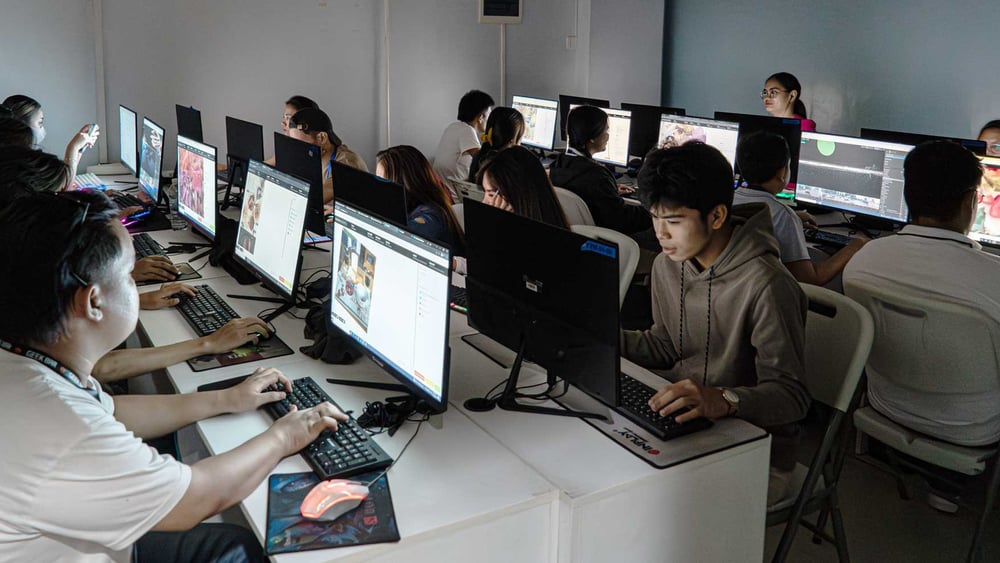 Des employé·e·x·s de Remotasks annotent des données à l’intérieur d’un bâtiment loué par l’entreprise à Cagayan de Oro. © Théophile Simon