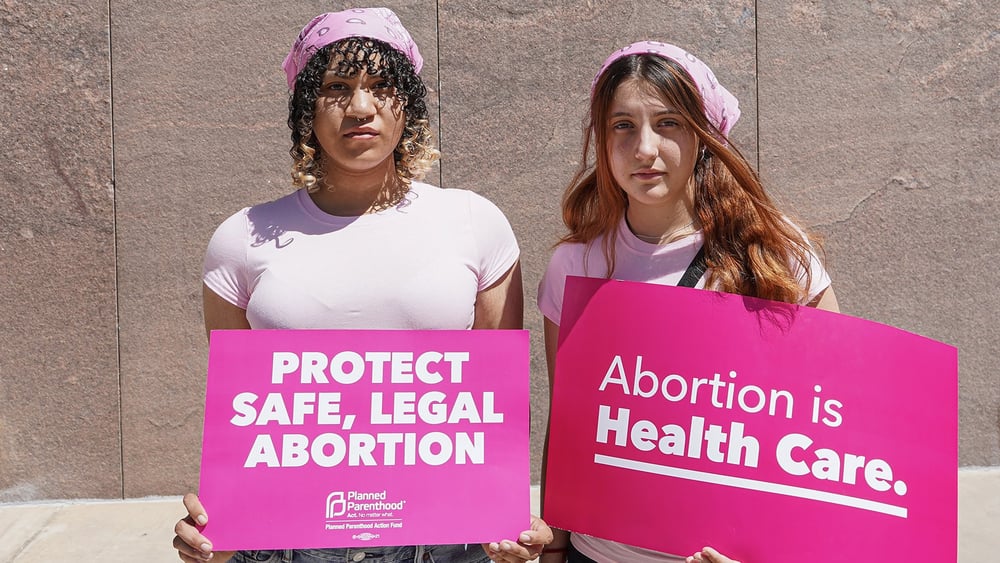 Amirah Coronado et Lexie Rodriguez, deux militantes pro-IVG, devant le Sénat de l’Arizona, lors du vote sur l’abrogation de la loi de 1864. © Théophile Simon