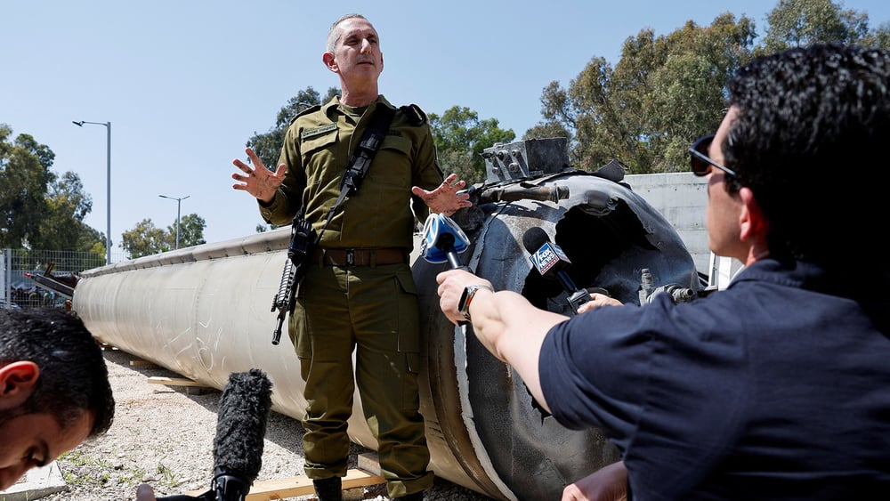 Le porte-parole de l’armée, Daniel Hagari, apparaît dans les journaux télévisés israéliens quotidiennement. © Amir Cohen/REUTERS