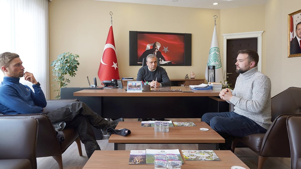 Dans le bureau du maire de Bozkurt. Un enseignant de l’école primaire locale s’occupe de la traduction «sous le regard» du président turc Recep Tayyip Erdogan. © Martin Bichsel