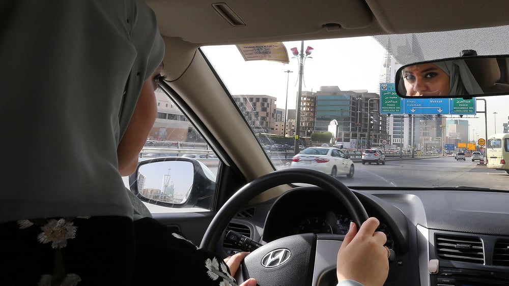 Malgré un certain assouplissement, le système de tutelle reste solidement ancré et limite les libertés des Saoudiennes. © Ahmed Yosri/EPA/Keystone