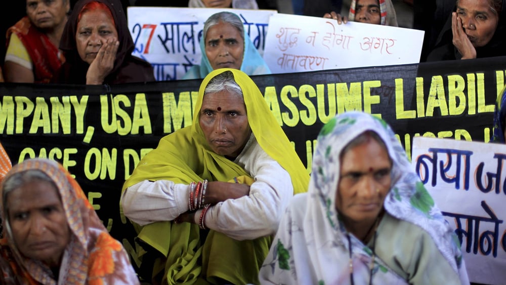 En quarante ans, les survivant·e·x·s ont organisé de nombreuses manifestations pour tenter de faire valoir leurs droits, comme ici à Bhopal, à l’occasion de l’accord de parrainage avec Dow Chemical pour les Jeux olympiques de 2012. © Rafiq Maqbool/AP/Keystone