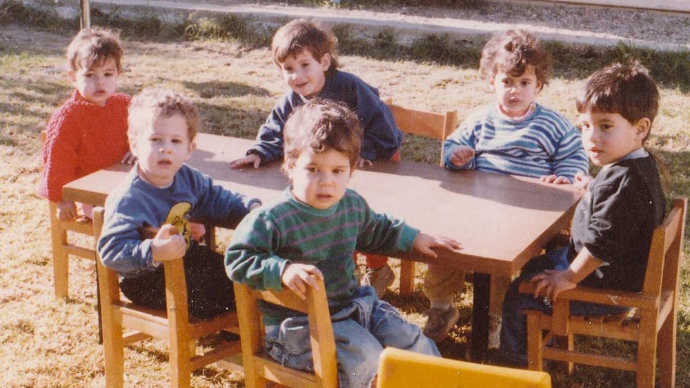 Les enfants palestiniens et juifs de la première génération née dans le village de Neve Shalom / Wahat al-Salam vivaient harmonieusement dans cette « oasis de paix ». © Dafna Karta Schwartz
