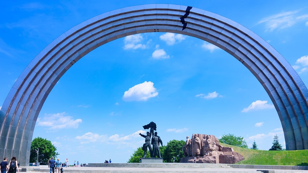 Depuis l’invasion russe de l’Ukraine, le monument soviétique qui célébrait l’amitié entre les deux peuples a été transformé, symbolisant désormais la nouvelle identité ukrainienne. © Keystone/Mauritius images/Volker Preusser