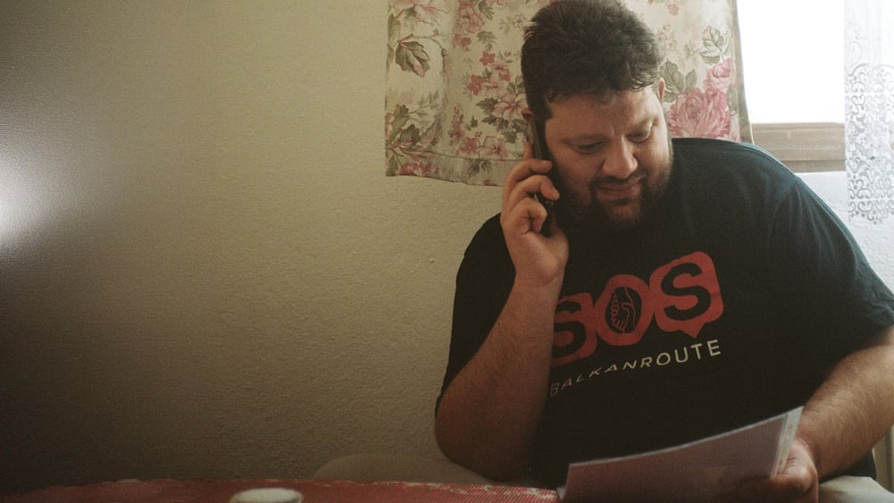 Petar Rosandic est souvent sollicité au téléphone, son engagement lui demande une grande disponibilité. © Alex Stanic