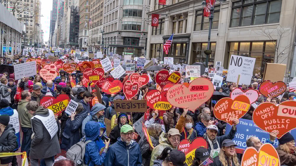 À force de décrets chaotiques, le Bureau ovale s’est attiré les foudres de nombreux·ses Américain·e·x·s. En avril, des manifestations de grande ampleur ont eu lieu dans plusieurs grandes villes, comme ici à New York. © Lev Radin/Shutterstock