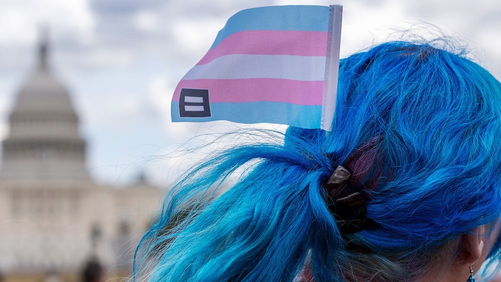 La communauté LGBTQIA+ se montre solidaire avec les personnes transgenres, particulièrement visées par l’administration Trump. © Jacquelyn Martin/AP Photo