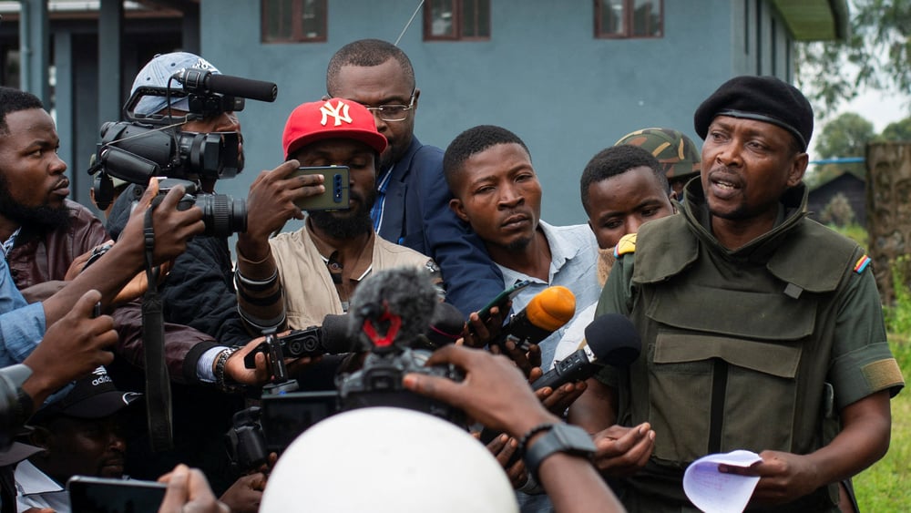 Aussi bien l’armée congolaise que le M23 tiennent régulièrement des points de presse. Mais les informations ne correspondent pas toujours à la réalité sur le terrain. © Arlette Bashizi/REUTERS