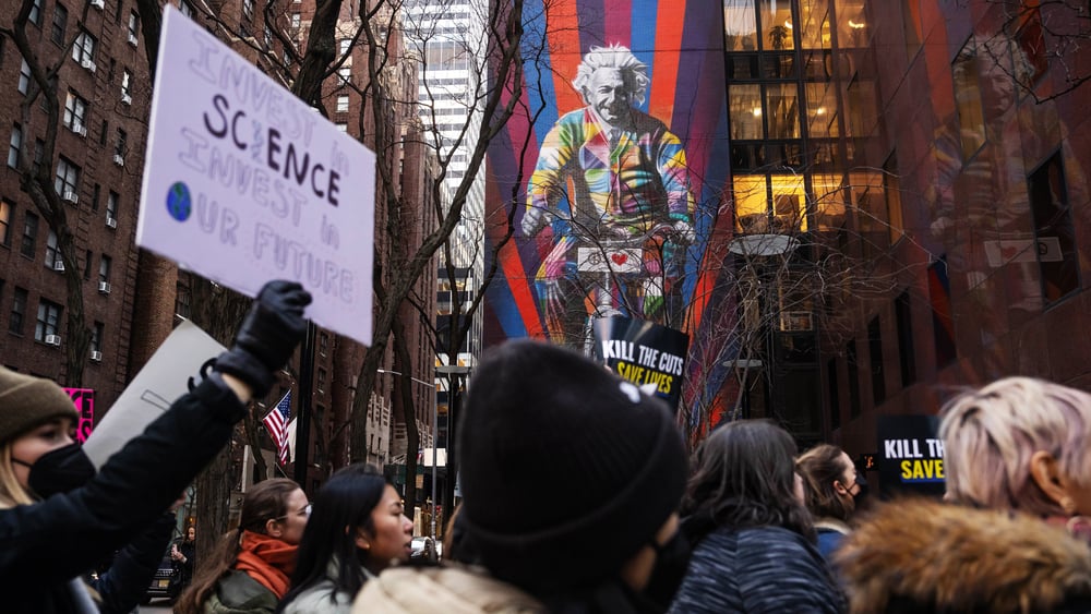 Les coupes de l’administration Trump dans le financement de la médecine, de la recherche médicale et de l’éducation ont provoqué plusieurs manifestations dans des grandes villes, comme ici à New York en avril. © Adam Gray/Bloomberg via Getty Images