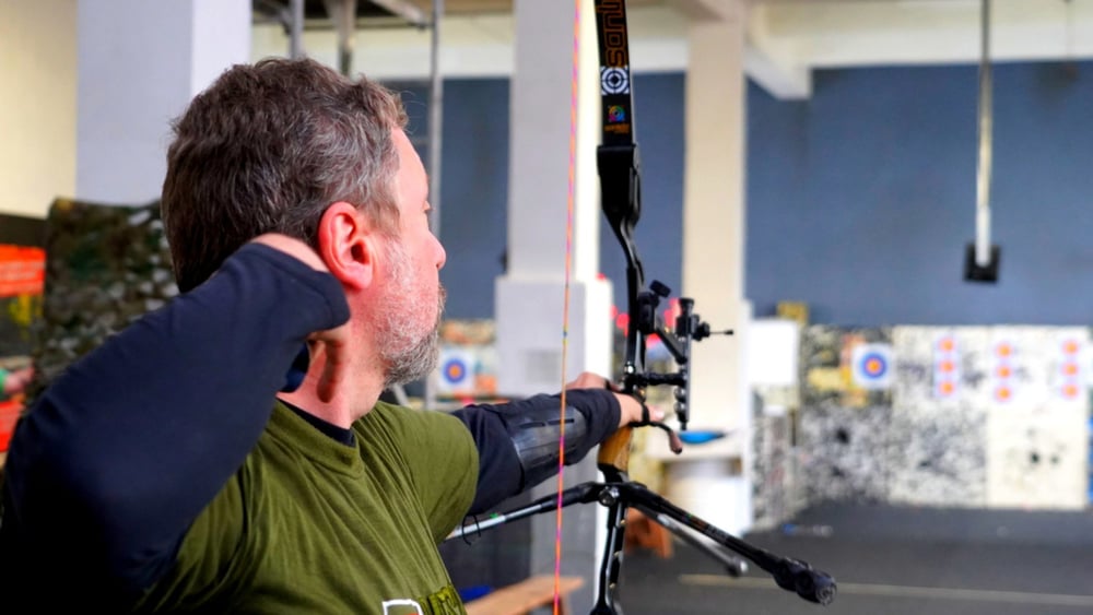 Après des années de service, puis de rééducation, Constantin a trouvé un nouvel équilibre avec le tir à l’arc. © Yohan Châble